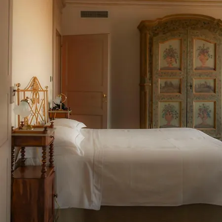 Hotel Relais Dei Poderi Einaudi 4*